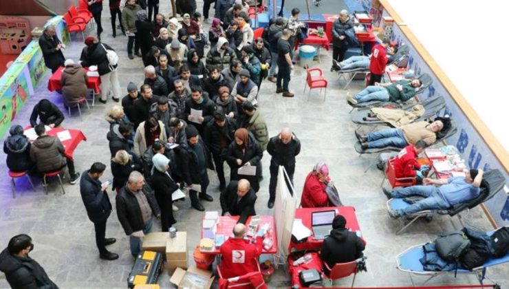 Deprem bölgesi için kan bağışı seferberliği! İstanbul’da vatandaşlar merkezlerde yoğunluk oluşturdu