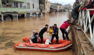 Sel felaketinde evlerinde mahsur kalan vatandaşlar, botlarla kurtarıldı